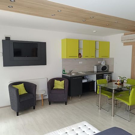 שיופוק Ujhely Apartmanhaz מראה חיצוני תמונה