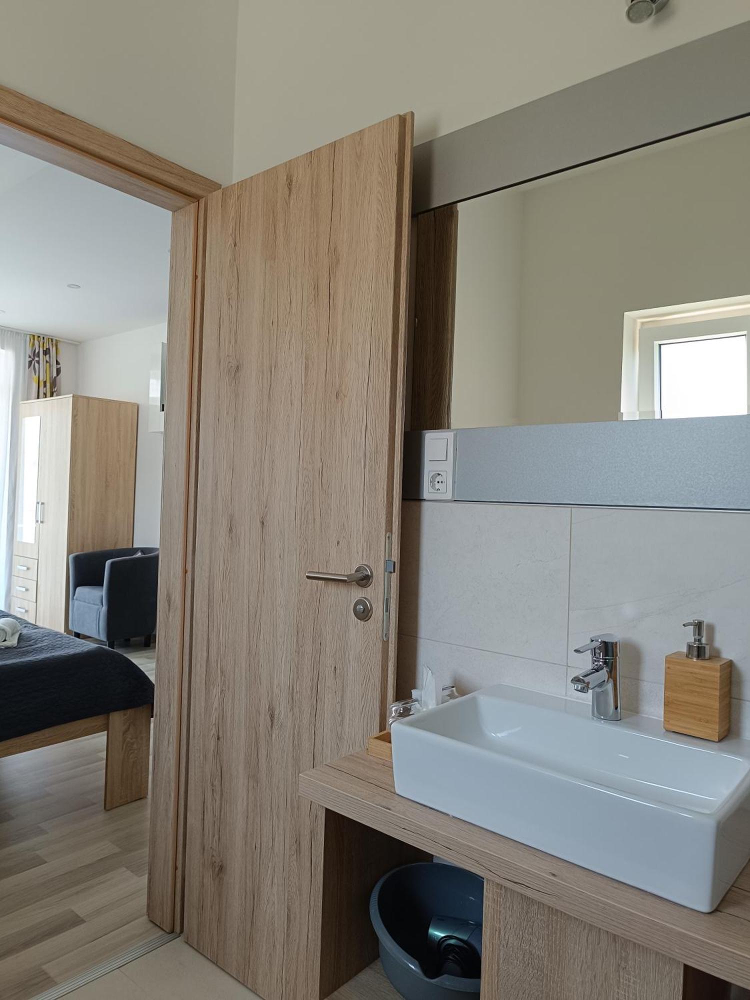 שיופוק Ujhely Apartmanhaz מראה חיצוני תמונה