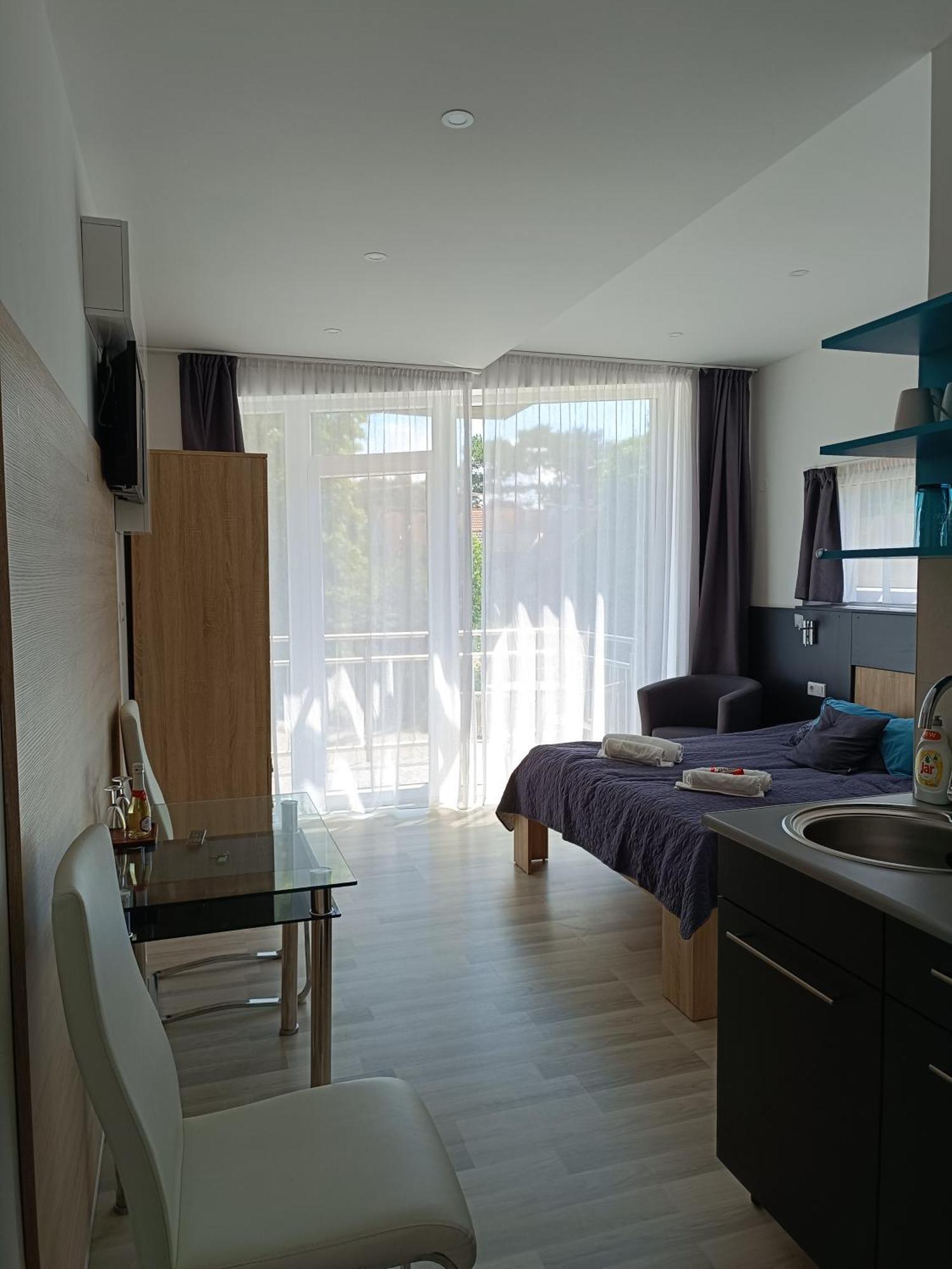 שיופוק Ujhely Apartmanhaz מראה חיצוני תמונה