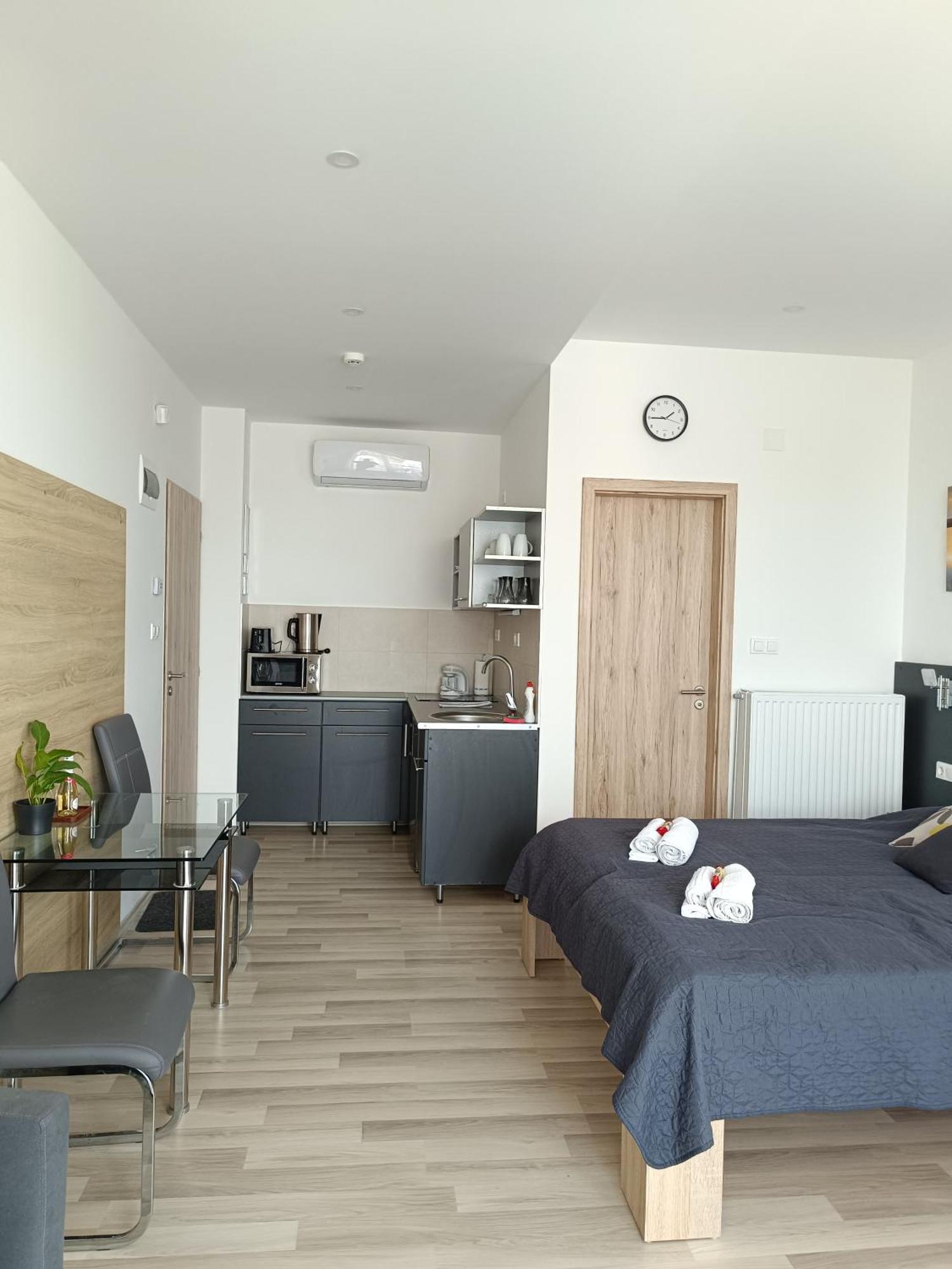 שיופוק Ujhely Apartmanhaz מראה חיצוני תמונה