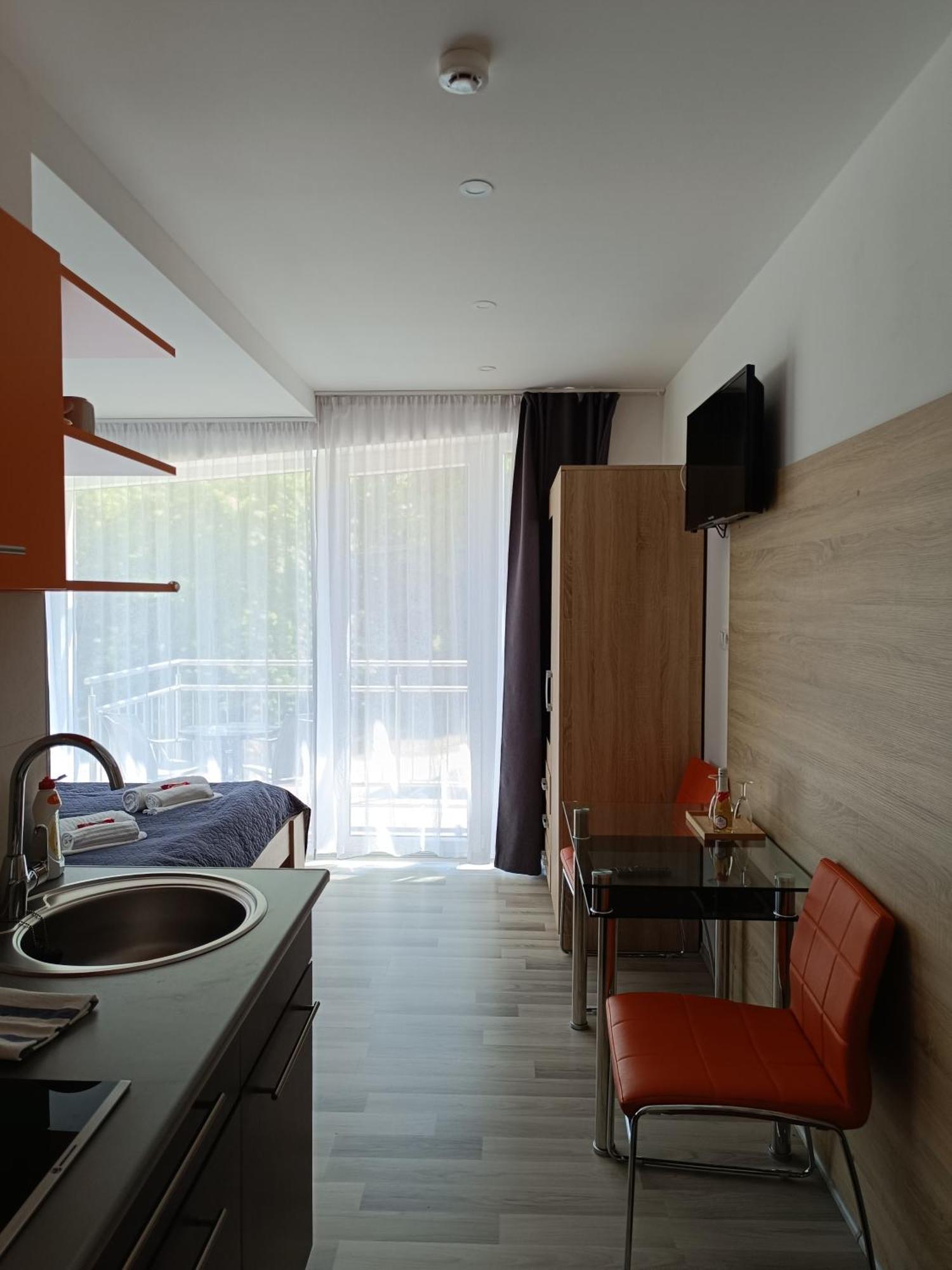 שיופוק Ujhely Apartmanhaz מראה חיצוני תמונה