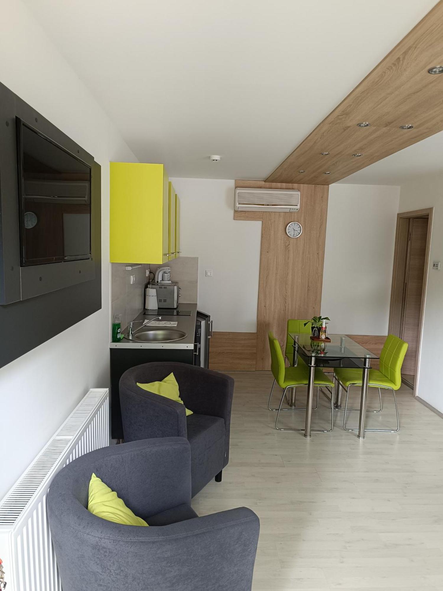 שיופוק Ujhely Apartmanhaz מראה חיצוני תמונה