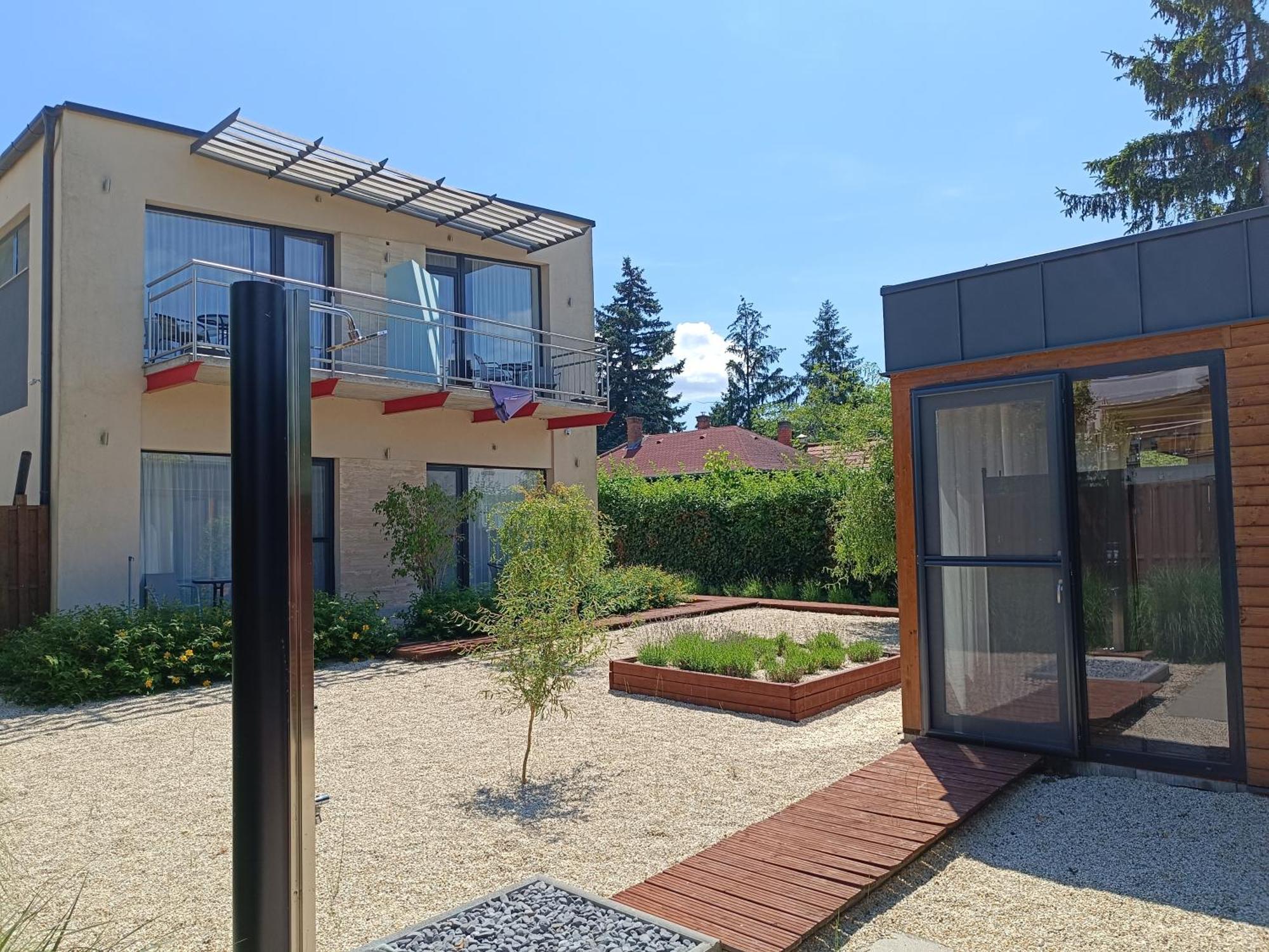 שיופוק Ujhely Apartmanhaz מראה חיצוני תמונה