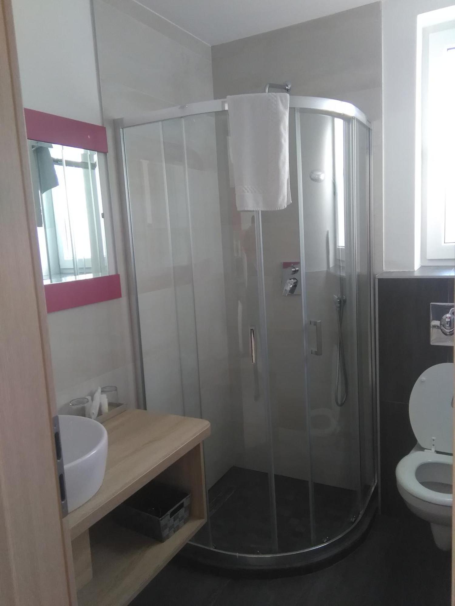 שיופוק Ujhely Apartmanhaz מראה חיצוני תמונה