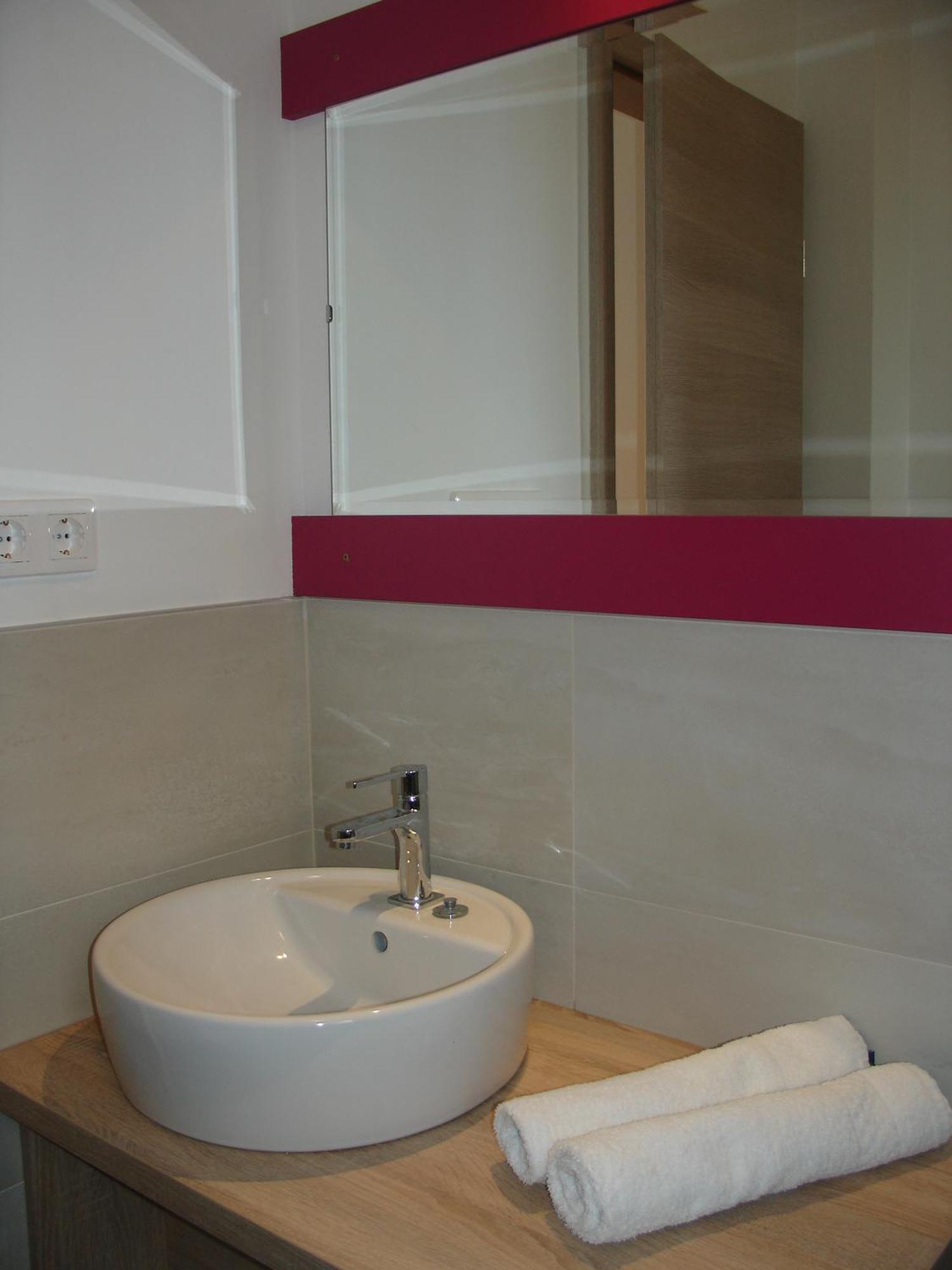 שיופוק Ujhely Apartmanhaz מראה חיצוני תמונה